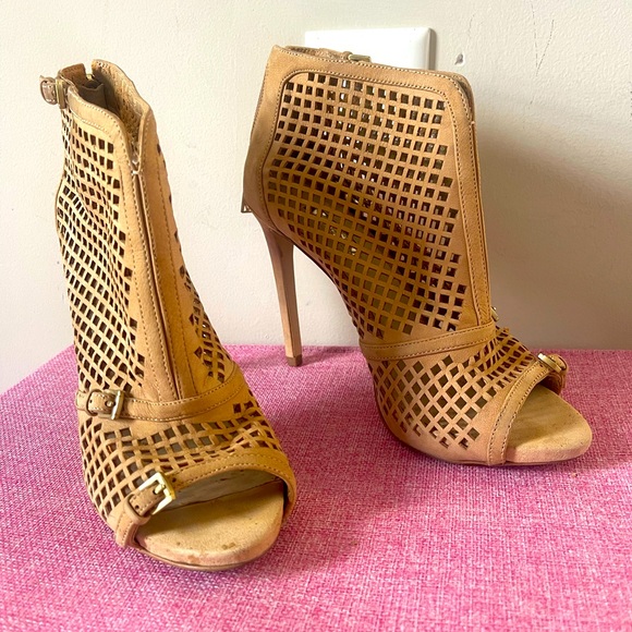 Guess sandals. - Picture 2 of 4